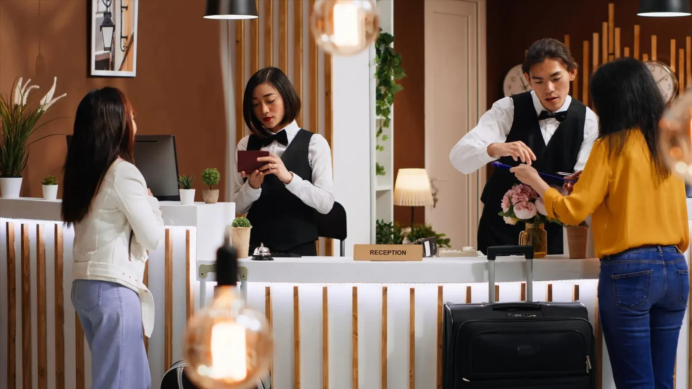 Equipo hotelero utilizando DeepUpsell para generar más ingresos